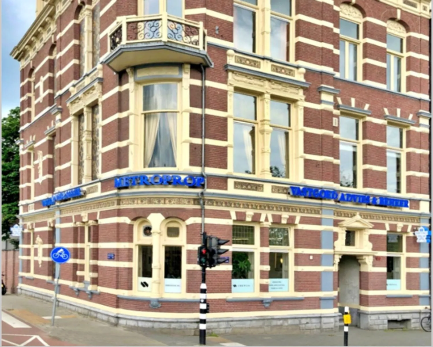 Monumentaal kantoorgebouw aan de Stadhouderskade 160 in Amsterdam met de gevelreclame van Metroprop Vastgoed Advies & Beheer.