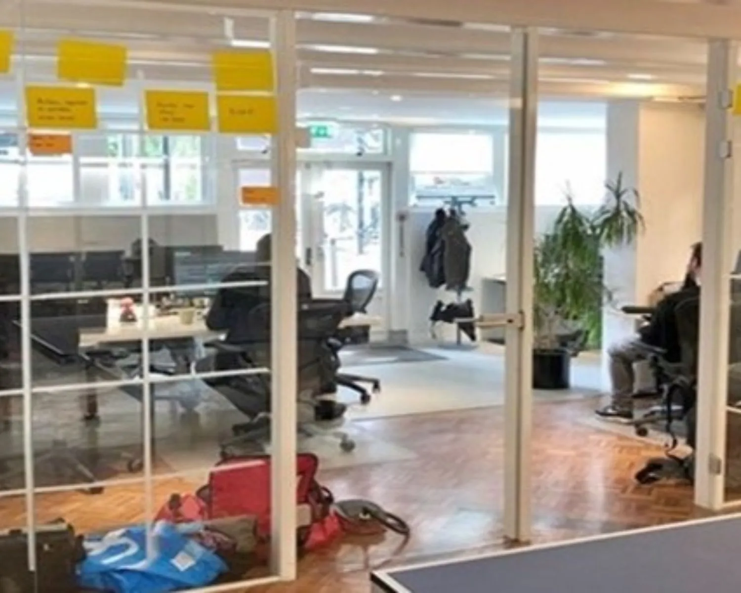 Moderne kantoorruimte aan de Stadhouderskade 160 in Amsterdam met glazen wanden, werkplekken en een tafeltennistafel.