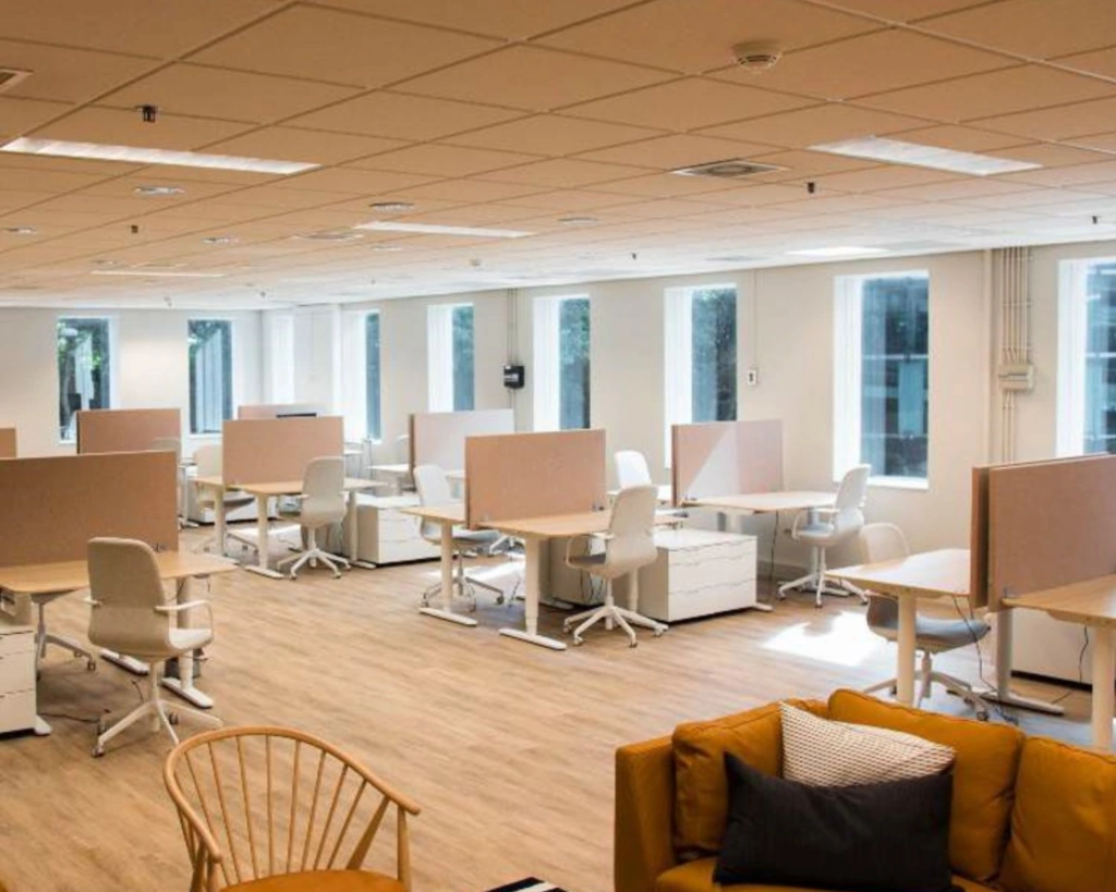 Moderne, lichte kantoorruimte met meerdere werkplekken en een houten vloer bij TNW.