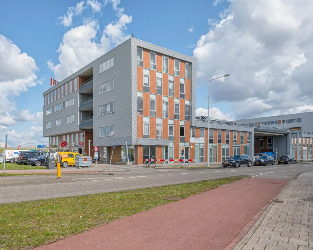 Modern kantoorgebouw aan de Tijnmuiden 89 in Amsterdam met meerdere verdiepingen en grote raampartijen.