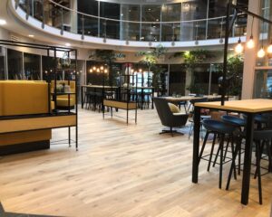 Moderne en open kantoorruimte aan de Veluwezoom 5 in Almere met zitjes, hoge tafels en veel daglicht.