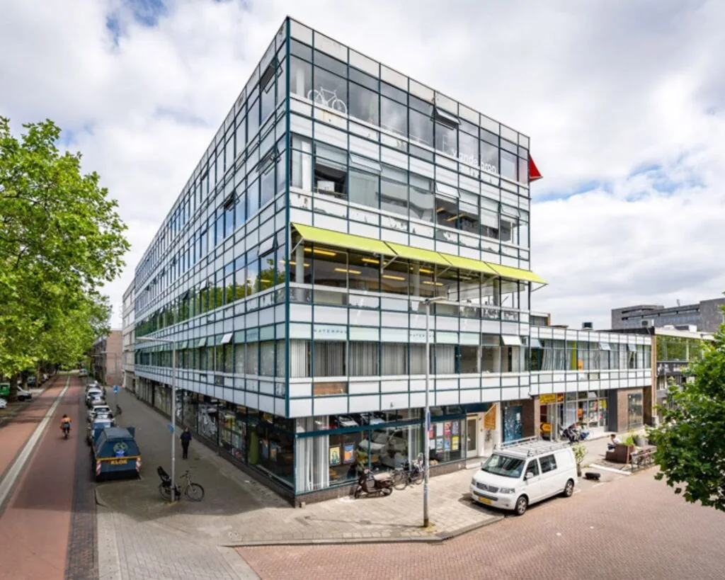 Modern kantoorgebouw aan de Vijverhofstraat 47 in Rotterdam met glazen gevel en meerdere verdiepingen.