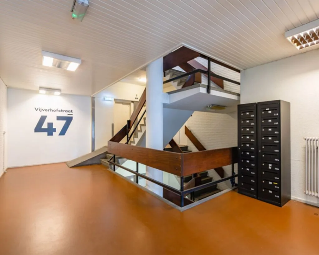 Ingang en trappenhuis van een kantoorpand aan de Vijverhofstraat 47 in Rotterdam met brievenbussen en moderne afwerking.