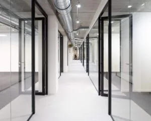 Moderne kantoorruimte met glazen wanden en openstaande deuren aan de Westblaak 90 in Rotterdam.