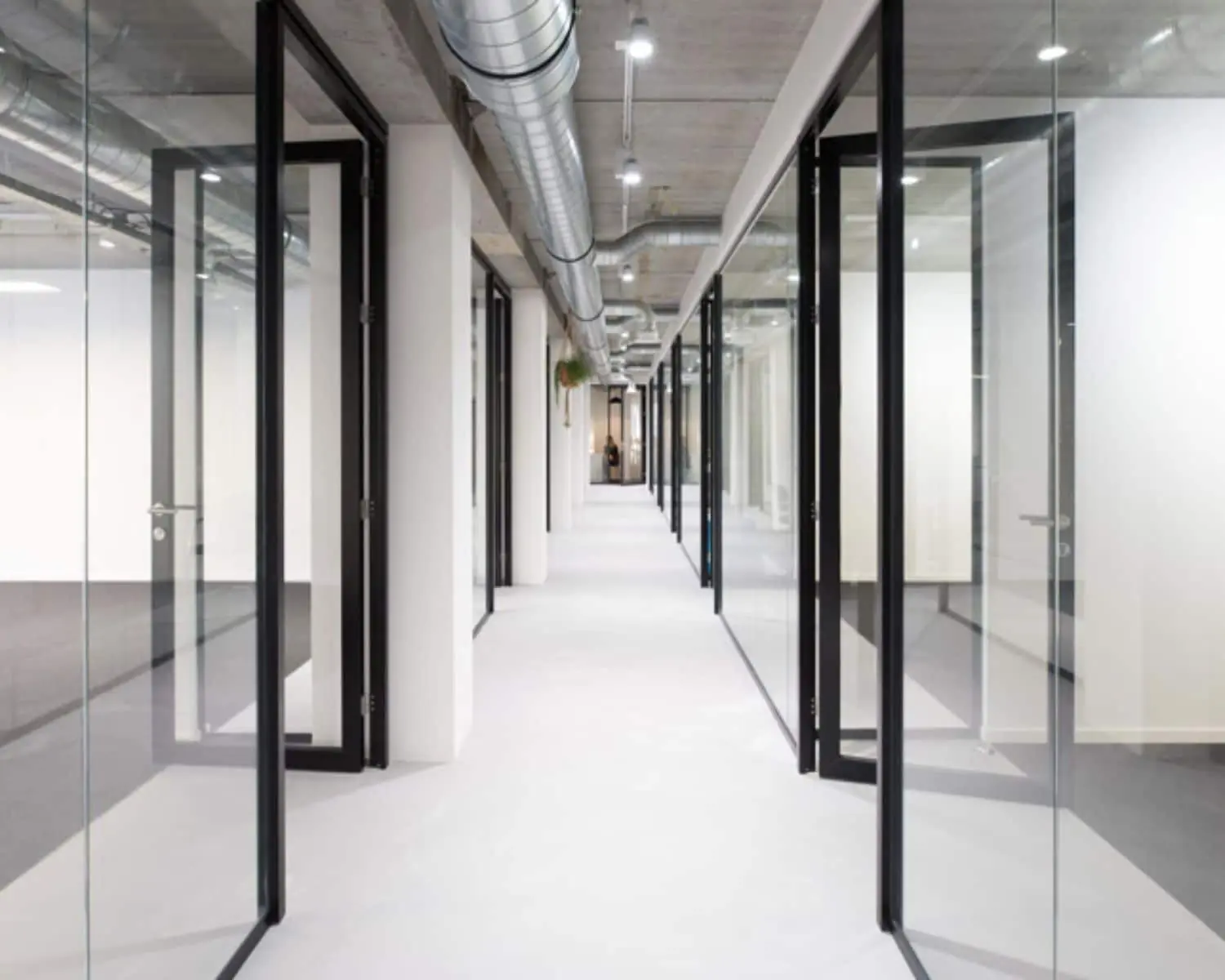 Moderne kantoorruimte met glazen wanden en openstaande deuren aan de Westblaak 90 in Rotterdam.