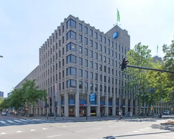 Kantoorgebouw aan de Westblaak 92 in Rotterdam met parkeergelegenheid en horecagelegenheden op de begane grond.