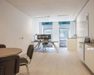 Moderne kantoorruimte aan de Westblaak 92 in Rotterdam met werkplekken, vergadertafel en grote ramen.