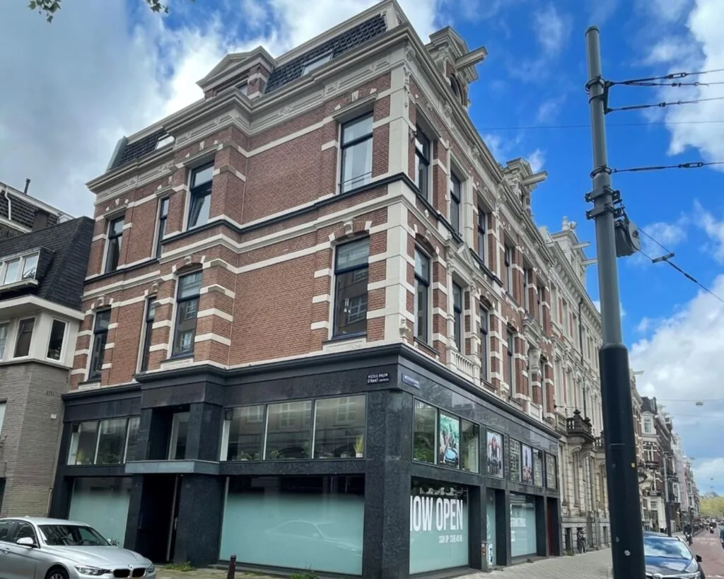 Kantoorpand aan de Weteringschans 130 in Amsterdam met een klassieke gevel en moderne begane grond.