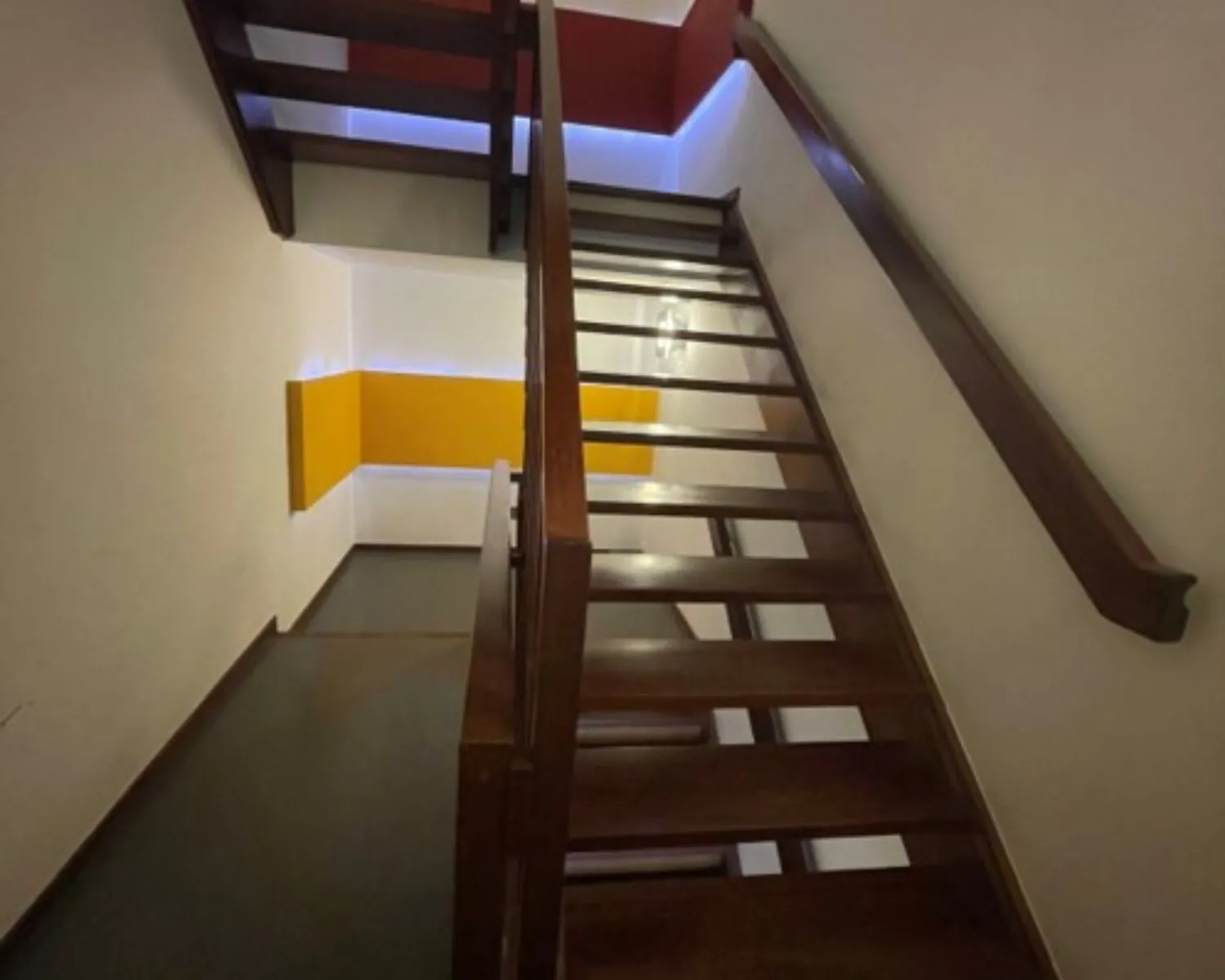 Houten trap met moderne verlichting in een kantoorruimte aan de Weteringschans 130 in Amsterdam.