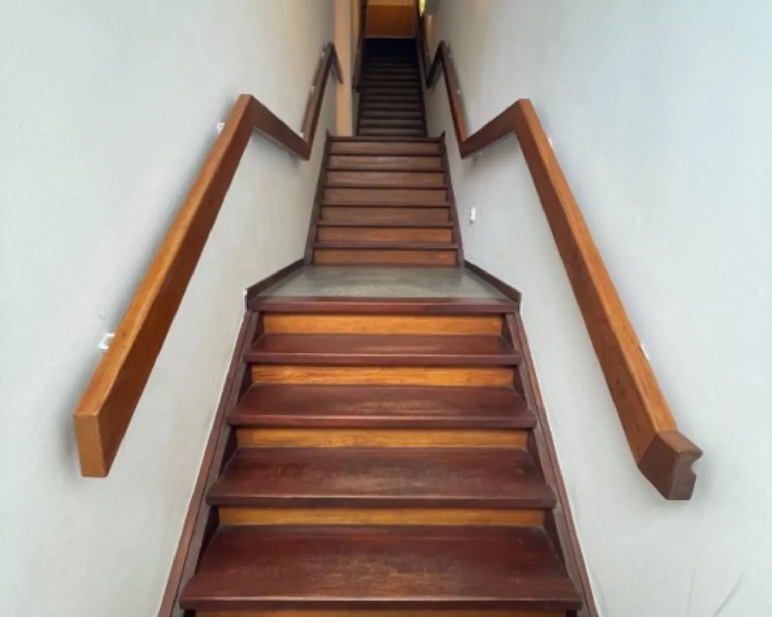 Trap met houten treden en leuningen in een kantoorruimte aan de Weteringschans 130 in Amsterdam.