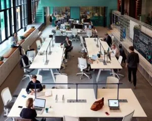 Moderne en open kantoorruimte met meerdere werkplekken aan de Wibautstraat 131.