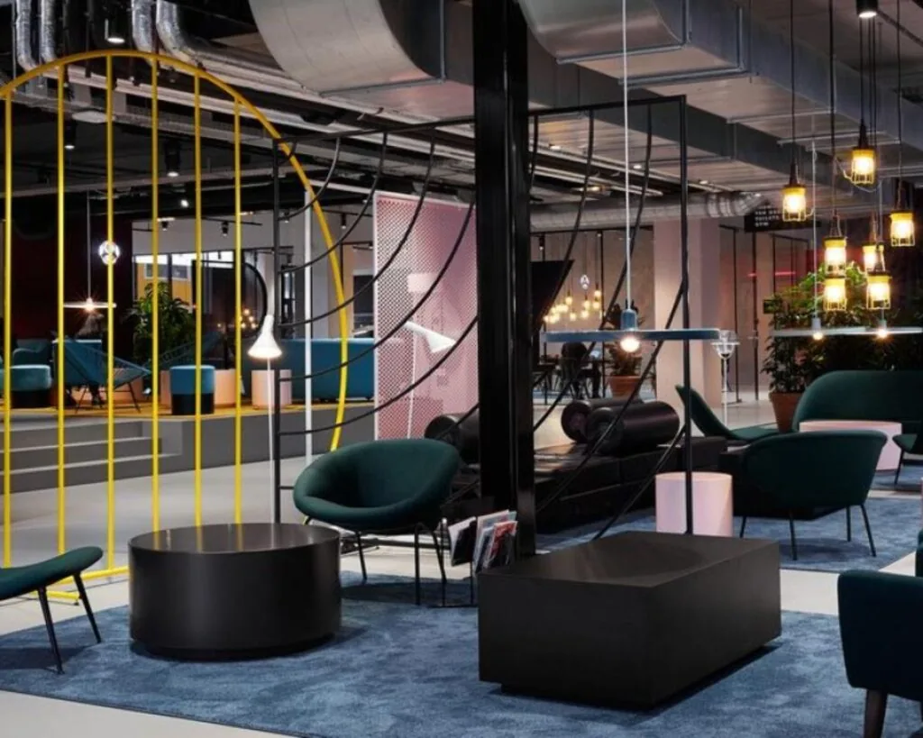 Moderne en stijlvolle kantoorruimte aan de Wibautstraat 131 met loungesfeer, designmeubilair en opvallende verlichting.