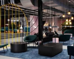 Moderne en stijlvolle kantoorruimte aan de Wibautstraat 131 met loungesfeer, designmeubilair en opvallende verlichting.