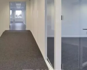 Lichte, moderne kantoorruimte met glazen wanden aan de Regulierenring 2 in Bunnik.