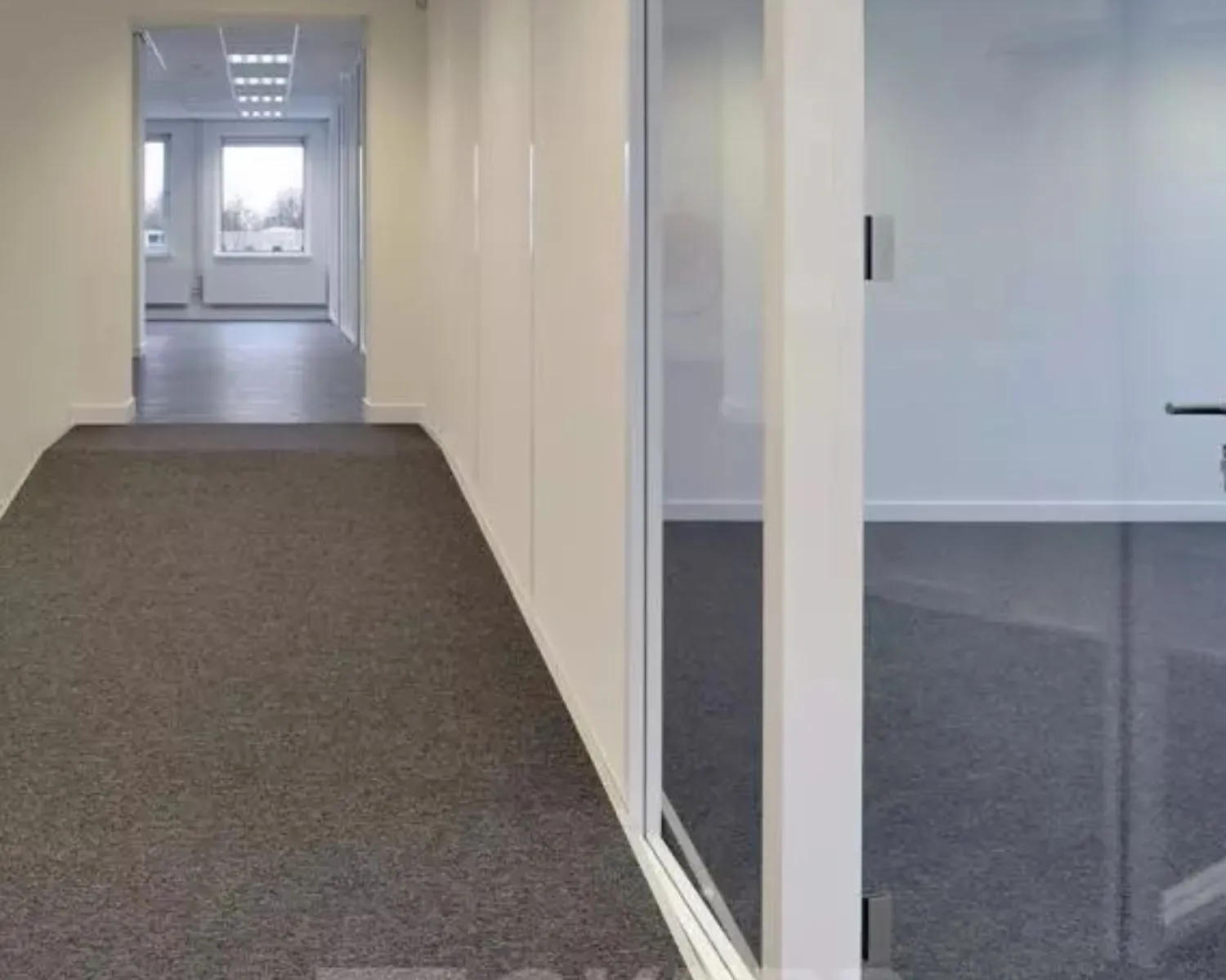 Lichte, moderne kantoorruimte met glazen wanden aan de Regulierenring 2 in Bunnik.