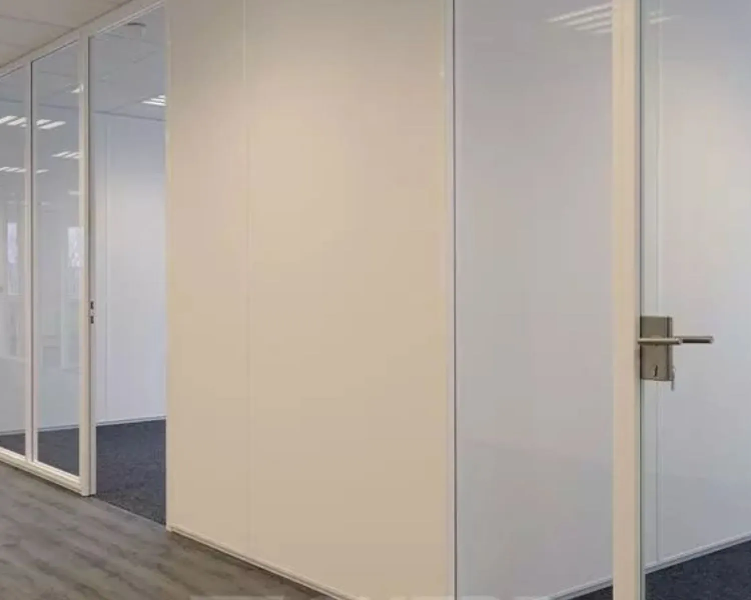 Moderne kantoorruimte met glazen wanden en deuren aan de Regulierenring 2 in Bunnik.