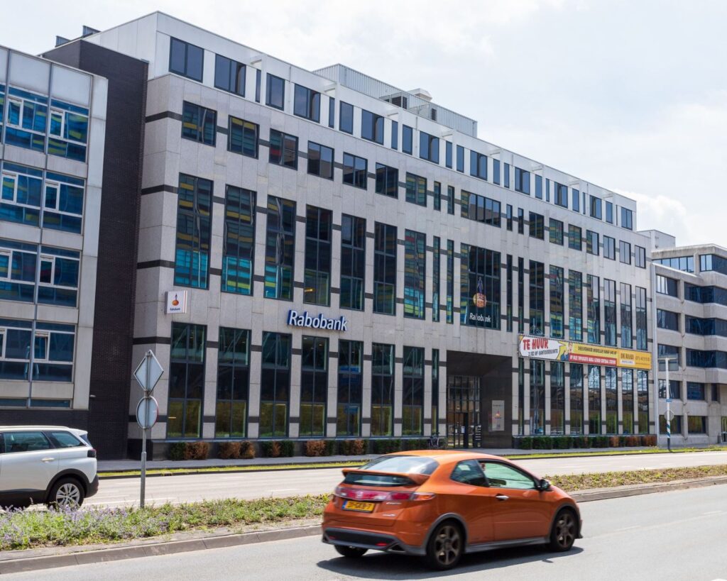 Kantoorgebouw aan de Schipholweg 9-11 in Leiden met Rabobank-logo en te huur-borden aan de gevel.