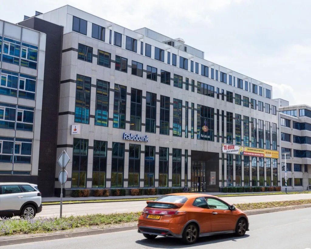 Kantoorgebouw aan de Schipholweg 9-11 in Leiden met Rabobank-logo en te huur-borden aan de gevel.