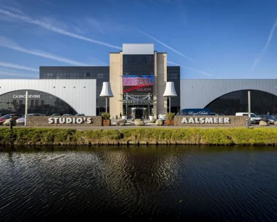 Vooraanzicht van het moderne bedrijfsgebouw aan de Van Cleeffkade 15 met Studio’s Aalsmeer en Casino Sevens.