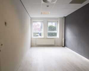 Lichte, lege kantoorruimte met twee ramen aan de Van Cleeffkade.