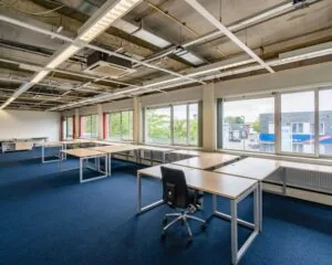 Ruime en lichte kantoorruimte met meerdere bureaus aan de Van Heekstraat 15 in Schiedam.