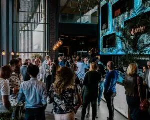 Drukke netwerkborrel in een moderne kantoorruimte aan de Wapenrustlaan 11-31 in Apeldoorn.