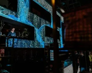 Moderne kantoorruimte aan de Wapenrustlaan in Apeldoorn met een opvallende LED-muur en DJ in een sfeervol interieur.