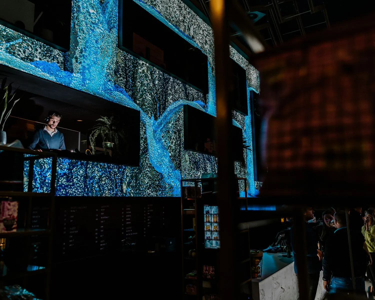 Moderne kantoorruimte aan de Wapenrustlaan in Apeldoorn met een opvallende LED-muur en DJ in een sfeervol interieur.