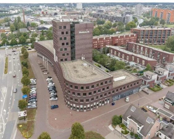 Luchtfoto van het kantoorgebouw aan de Wapenrustlaan 11-31 in Apeldoorn, met het ModusLink-logo op de gevel.