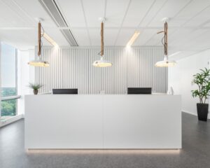 Moderne, lichte receptiebalie met strakke inrichting in een kantoorruimte aan het Mandela Plein in Almere.