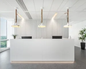 Moderne, lichte receptiebalie met strakke inrichting in een kantoorruimte aan het Mandela Plein in Almere.