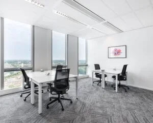 Moderne, lichte kantoorruimte met vier werkplekken en uitzicht over Almere vanaf Mandela Plein.