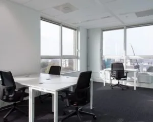 Lichte, moderne kantoorruimte met bureaus en bureaustoelen aan de Van Heuven Goedhartlaan 13D in Amstelveen.