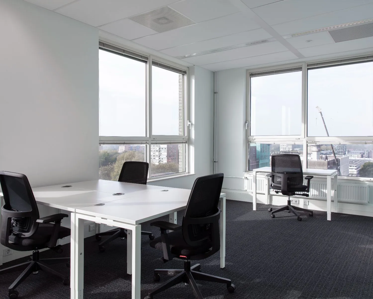 Lichte, moderne kantoorruimte met bureaus en bureaustoelen aan de Van Heuven Goedhartlaan 13D in Amstelveen.