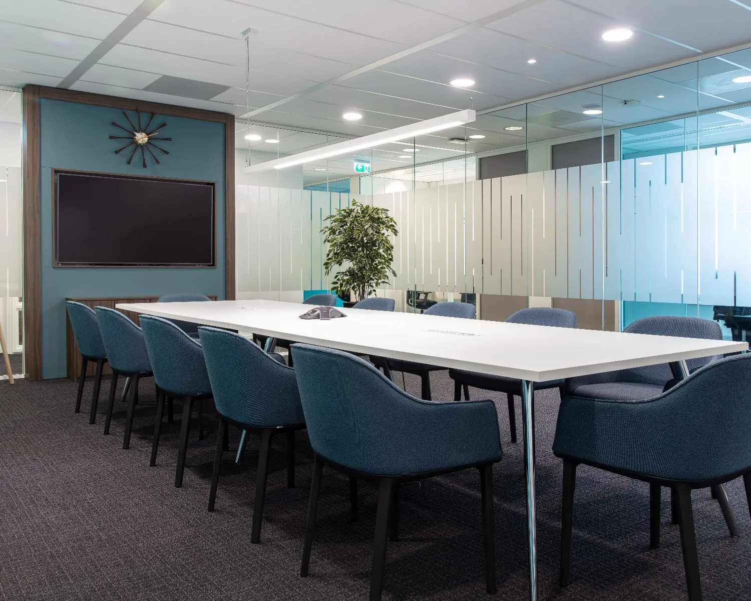 Moderne vergaderruimte met glazen wanden en een lange tafel in een kantoor aan de Van Heuven Goedhartlaan 13D in Amstelveen.