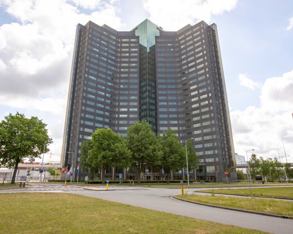 Modern kantoorgebouw aan de Radarweg 29 in Amsterdam Sloterdijk met glazen gevel en omliggende groenvoorziening.