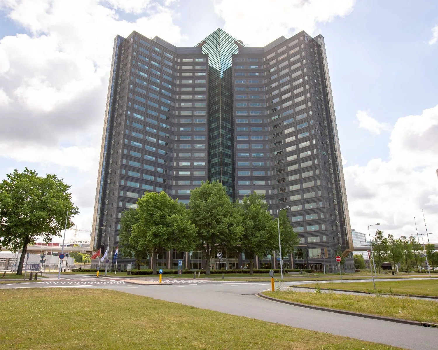 Modern kantoorgebouw aan de Radarweg 29 in Amsterdam Sloterdijk met glazen gevel en omliggende groenvoorziening.