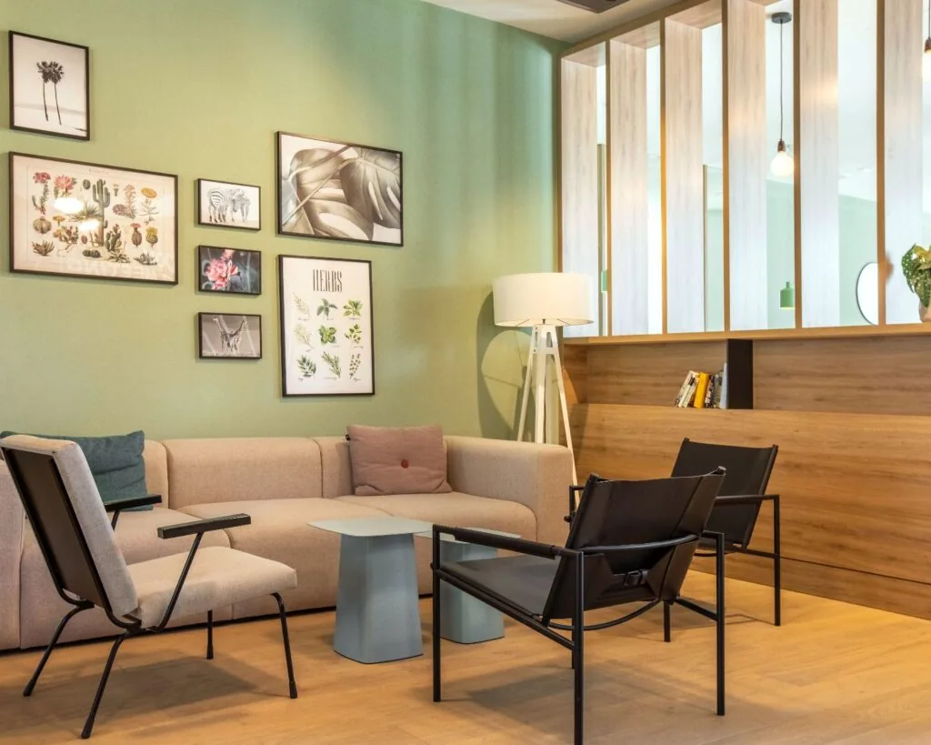 Moderne en sfeervolle wachtruimte met zithoek en botanische wanddecoratie in een kantoor aan de Radarweg 29 in Amsterdam Sloterdijk.