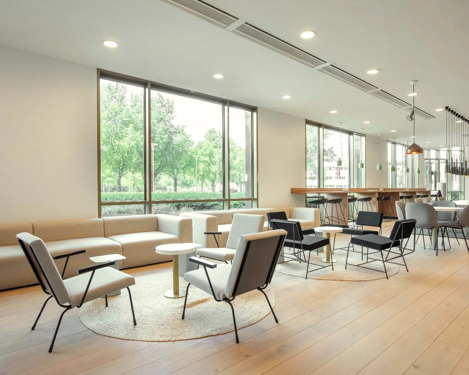 Moderne kantoorruimte aan de Radarweg 29 in Amsterdam Sloterdijk met comfortabele zithoeken en grote ramen.