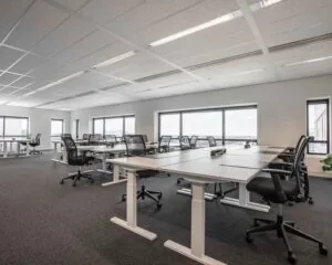 Moderne, lichte kantoorruimte met meerdere bureaus en bureaustoelen aan de Radarweg 29 in Amsterdam Sloterdijk.