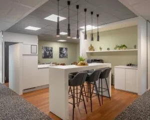 Moderne kantoorruimte aan de Radarweg 29 in Amsterdam Sloterdijk met hoge tafel, barkrukken en stijlvolle verlichting.