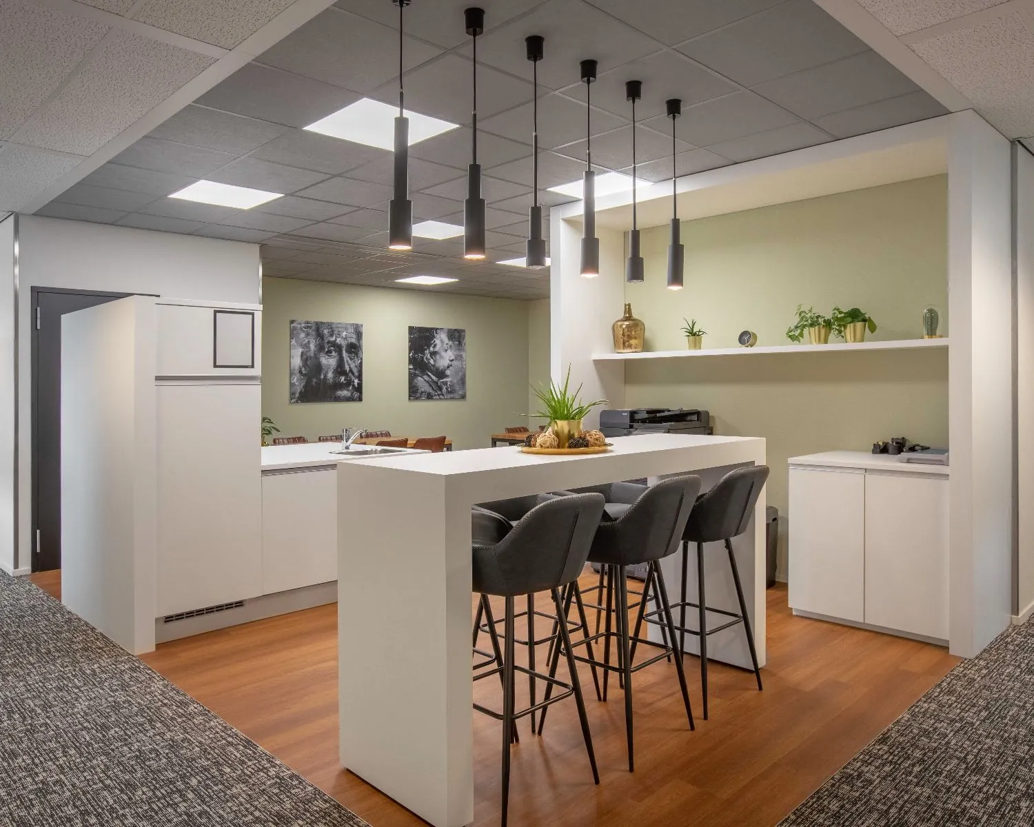 Moderne kantoorruimte aan de Radarweg 29 in Amsterdam Sloterdijk met hoge tafel, barkrukken en stijlvolle verlichting.