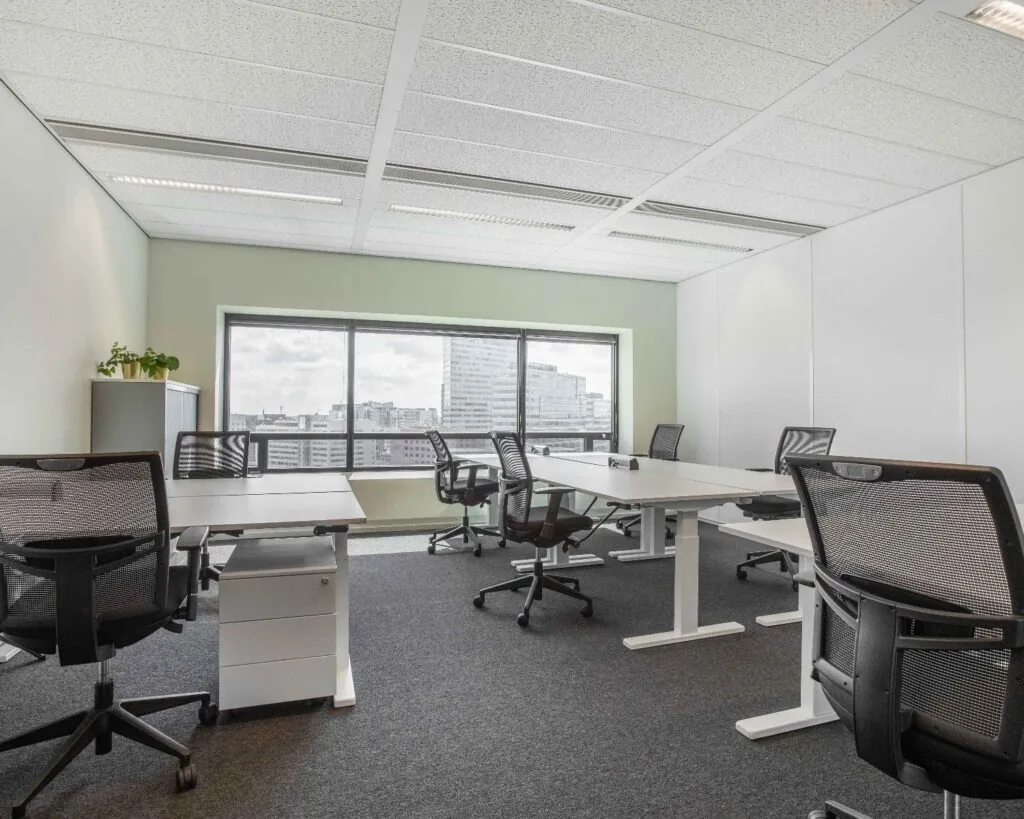 Moderne kantoorruimte met zes werkplekken en uitzicht op Amsterdam Sloterdijk aan de Radarweg 29.