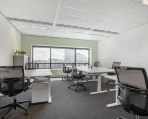 Moderne kantoorruimte met zes werkplekken en uitzicht op Amsterdam Sloterdijk aan de Radarweg 29.
