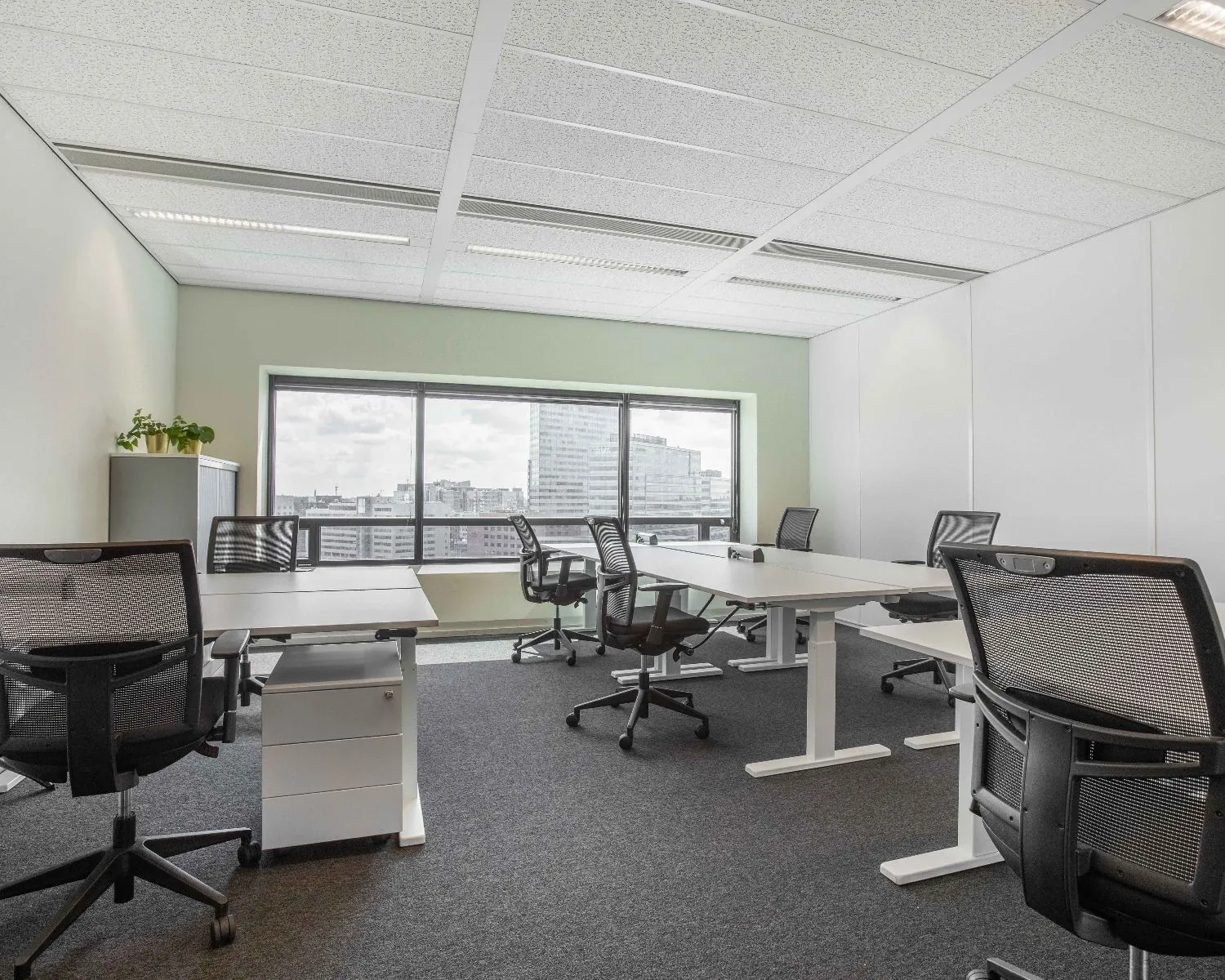 Moderne kantoorruimte met zes werkplekken en uitzicht op Amsterdam Sloterdijk aan de Radarweg 29.