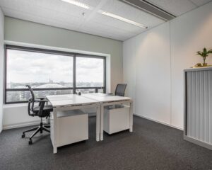 Moderne en lichte kantoorruimte met twee bureaus en uitzicht over Amsterdam Sloterdijk aan de Radarweg.