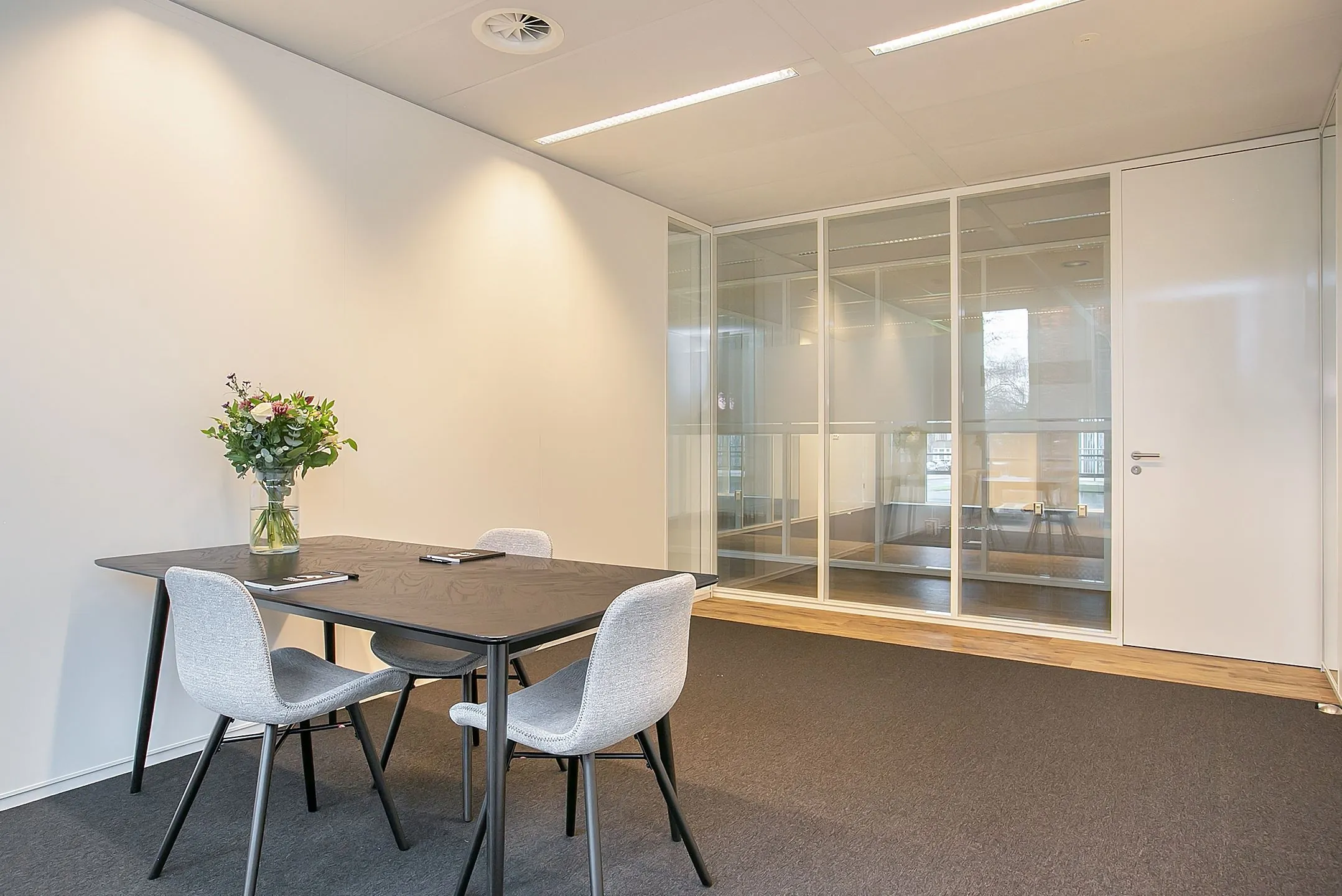 Moderne kantoorruimte met vergadertafel en vier stoelen in Amsterdam Cuserstraat 91.
