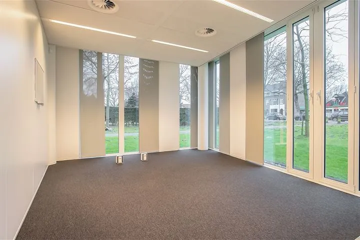 Lichte, moderne kantoorruimte met grote ramen aan de Cuserstraat 91 in Amsterdam.