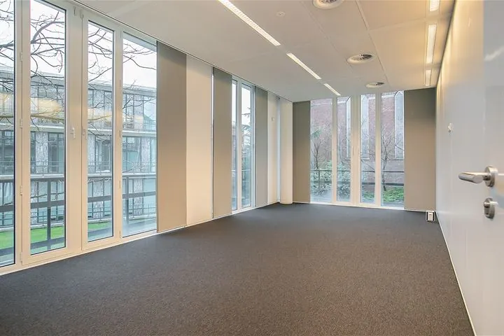 Lichte, moderne kantoorruimte met grote ramen aan de Cuserstraat 91 in Amsterdam.