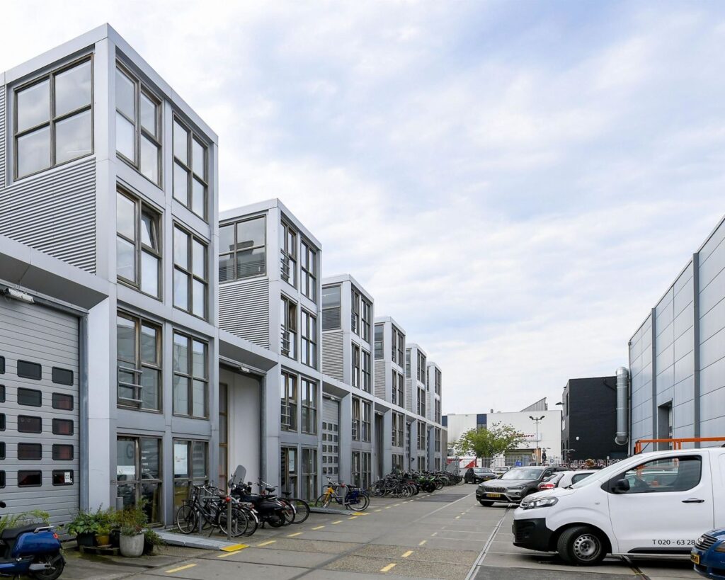 Moderne kantoorunits aan de Asterweg 20F in Amsterdam met parkeergelegenheid en fietsenstalling.